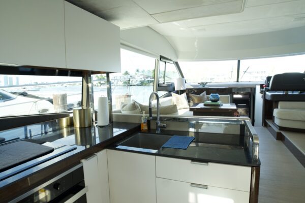 Prestige 65 - Image 10